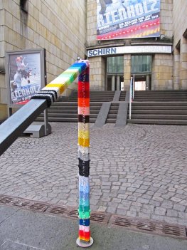 Guerilla Knitting an einem Treppengeländer in Frankfurt