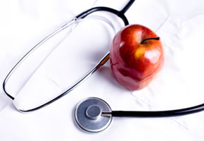Heilpraktiker: Stethoskop mit einem Apfel