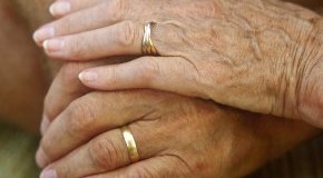Heiratspolitik: Ein älteres Ehepaar