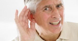 Senioren die unter Gehörverlust leiden, haben auch Probleme mit dem Gedächtnis.