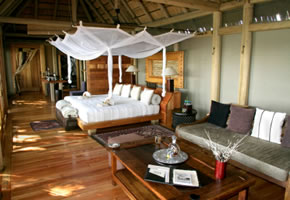 Hotelzimmer in Afrika, ein Bett mit Moskitonetz