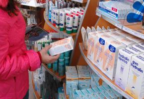 Hygieneartikel - Einkauf von Bio-Tampons in der Drogerie