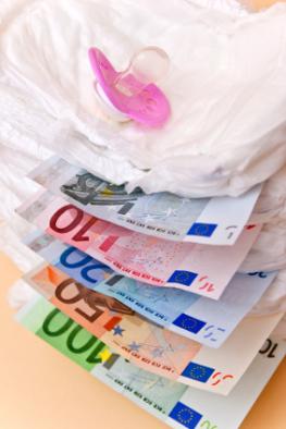 Ein Stapel Wiindeln mit Euro-Scheinen