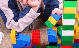 Kinderspielzeug: Junge spielt mit seinen Duplo-Legosteinen