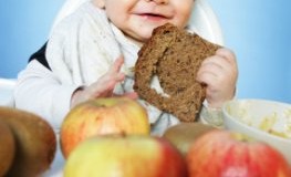 Kleinkinder spielerisch an gesunde Nahrungmittel gewöhnen