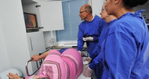 Bei einer Patientin wird eine Koloskopie im Darm durchgeführt.