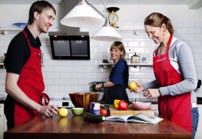 KommtEssen: Lisa Rentrop und Mitarbeiter bereiten Essen vor