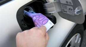 Kraftstoffverbrauch: Autofahren ist sehr teuer