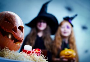 Kürbis und Verkleidung - Kinder feiern Halloween