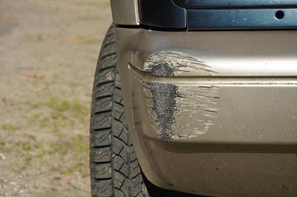 Ein Fahrzeug hat an der Kunststoff-Stoßstange einen Schaden.