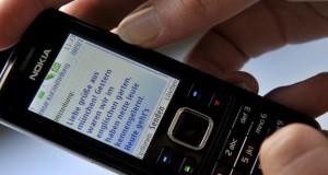 Eine SMS wird auf dem Handydisplay angezeigt