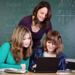 Lehrerin überwacht Schüler beim surfen im Internet