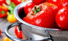 Roten Tomaten in einem Abtropfsieb