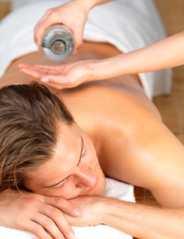 Massage: Mit Kräuteröl wird der Körper eingerieben