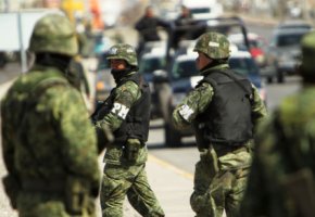 Mexikanischer Drogenkrieg - Gewalt gehört in Juárez zum Alltag (Millitär und Polizei sichern einen Tatort nach einem Mord an zwei Frauen)