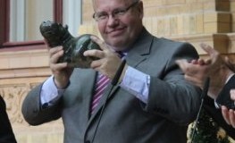 Umweltminister Peter Altmaier bekommt vom Baum e.V. ein Hippo überreicht
