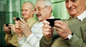 Mobiles Internet: Senioren surfen mit ihren Smartphones