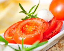 Mozzarella mit Tomaten und Rosmarin