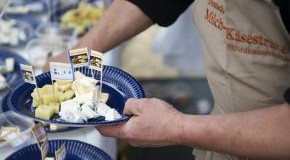 Käsegenuß auf regionale Art; der Niedersächsische Käseteller auf dem Käsemarkt am Kiekeberg begeisterte die Besucher.