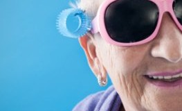 Nonkonform - Rüstige Rentnerin mit Lockenwickler und cooler Sonnenbrille
