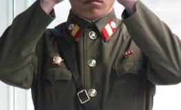 Nordkoreanischer Soldat schaut durch ein Fernglas