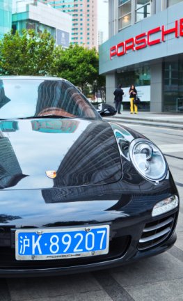 Porsche in Shanghai. Nummernschilder kosten in China bis zu 8.400 Euro.