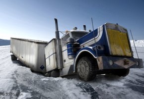 Pech gehabt! Ice Road Truck ist im Eis eingebrochen