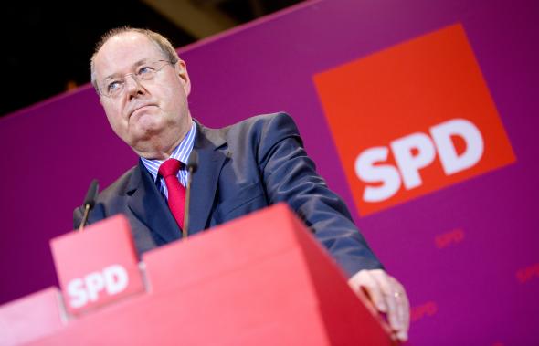 Peer Steinbrück spricht vor Journalisten und Parteimitgliedern in der SPD Parteizentrale nach der Niedersachsenwahl.