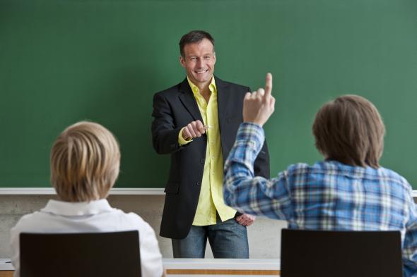 Lehrer unterrichtet im Klassenraum