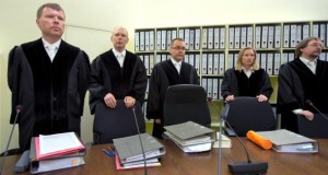 Richter Manfred Götzl mit seinen Beisitzern im Münchner NSU-Prozess.