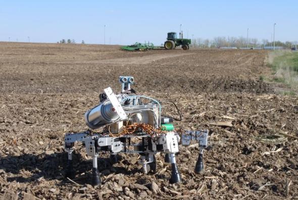 Prospero Robot Farmer arbeitet auf dem Acker