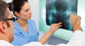 Forscher untersuchen Röntgenaufnahme nach Verformungen der Hüftgelenke