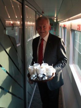 Rüdiger Grube serviert Kaffee in der ersten Klasse von Berlin nach Düsseldorf