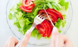 Salat mit einem leichten Dressing ohne Kalorien