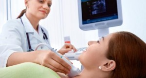 Ärztin macht eine Ultraschalluntersuchung bei einer Patientin