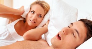Ein Mann schnarcht, seine Frau ist nicht begeistert.