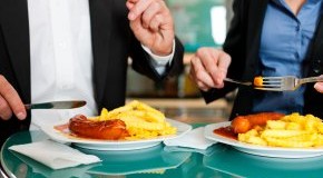 Mittagsimbiss: Schnelles Essen - Currywurst mit Pommes Frites