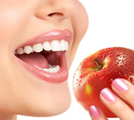 Schöne Zähne, kraftvoll in den Apfel beissen