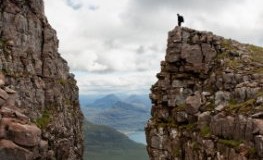 Schottland - Hohe Berge und im Hintergrund liegen die Highlands