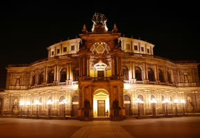 Die Semper Oper bei Nacht