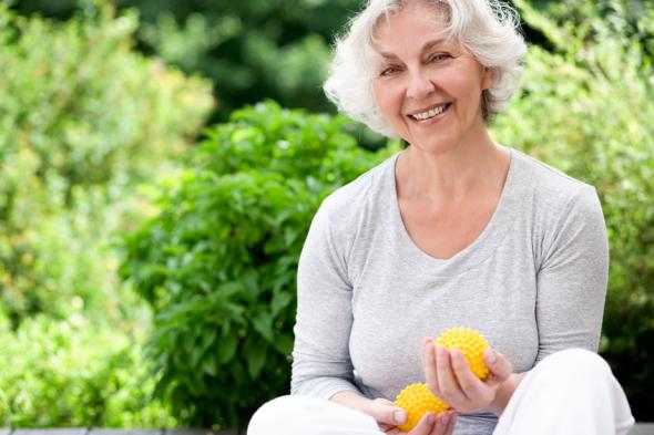 Eiweißhaltige Ernährung und Sport unterstützen den Muskelaufbau bei älteren Menschen.