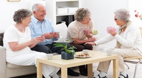 Senioren spielen Karten in der Wohnung