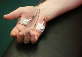 Sensoren an den Händen messen die Körperfunktionen