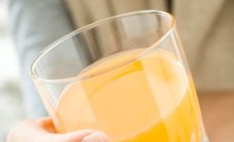 Skorbut: Vitamin-Mangel - frischer Orangensaft enthält Vitamin C