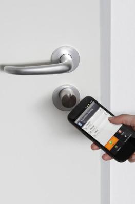Smartphone mit ShareKey öffnet eine Haustür