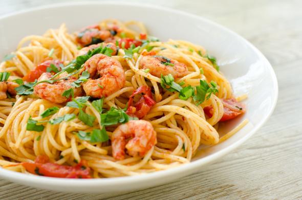 Teller mit Spaghetti, Tomatensauce und Shrimps.