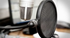 Studio Mikrofon - Synchronsprecher leihen den Hollywood-Schauspielern ihre Synchronstimmen