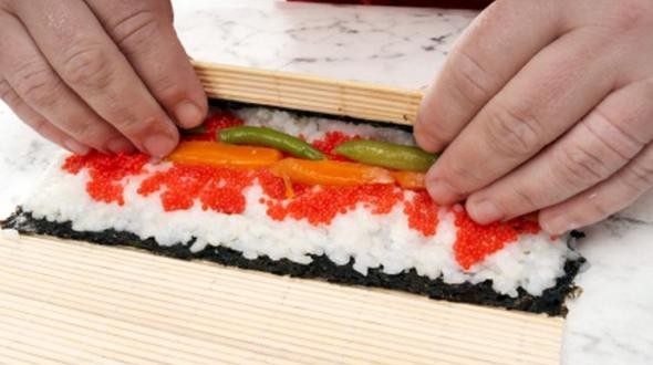 Das Sushi wird mit dem Makisu gerollt.