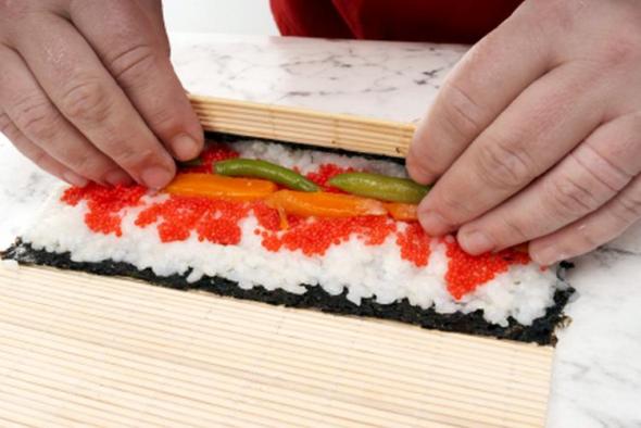 Das Sushi wird mit dem Makisu gerollt.