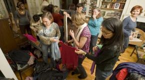 Kleidertausch: Eine Gruppe von Frauen begutachten die mitgebrachte Kleidung